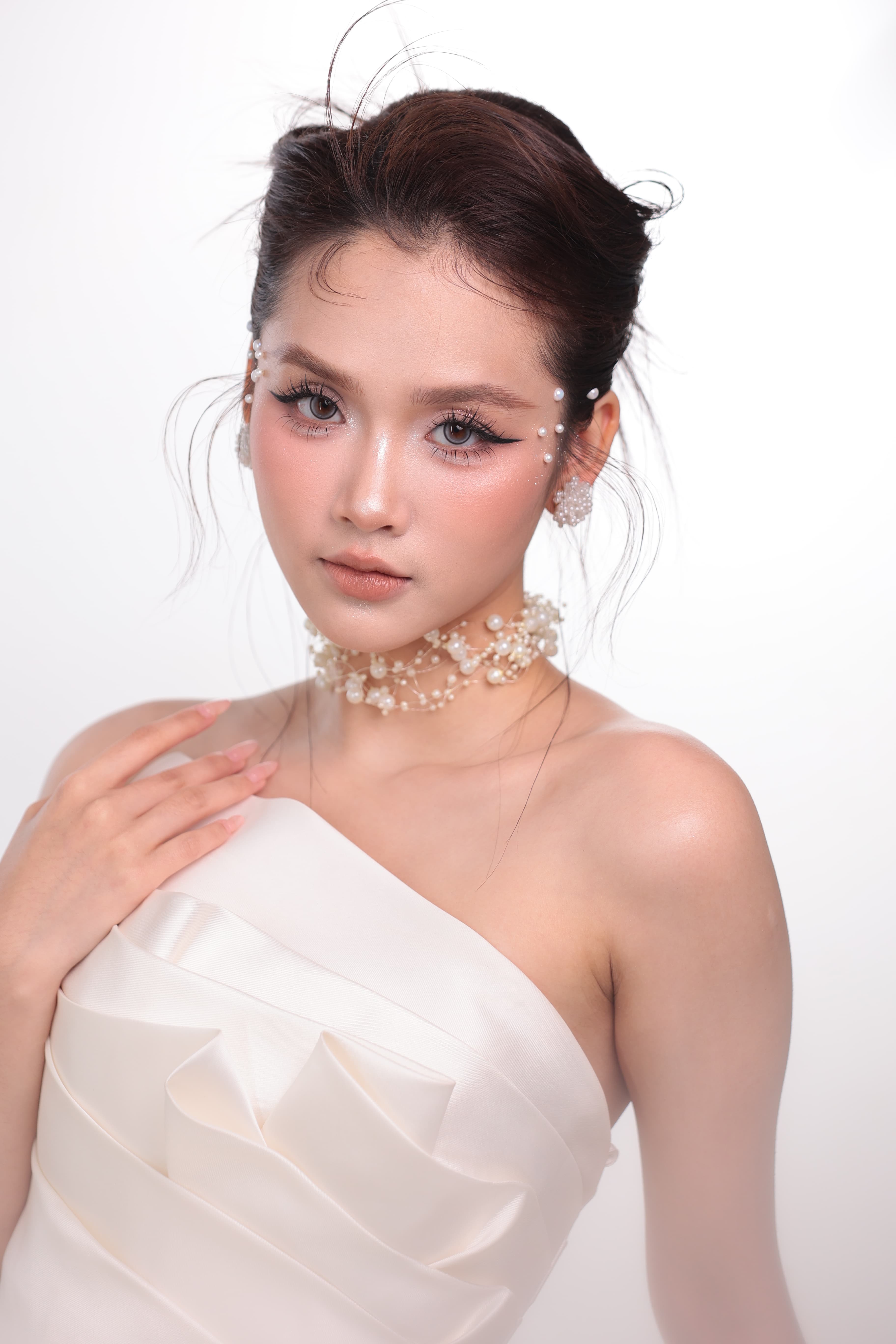 Pearled bridal close-up